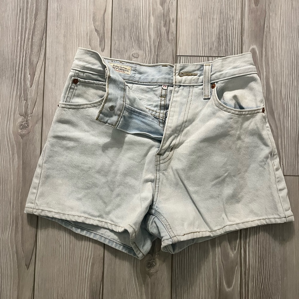 Light wash Levi shorts